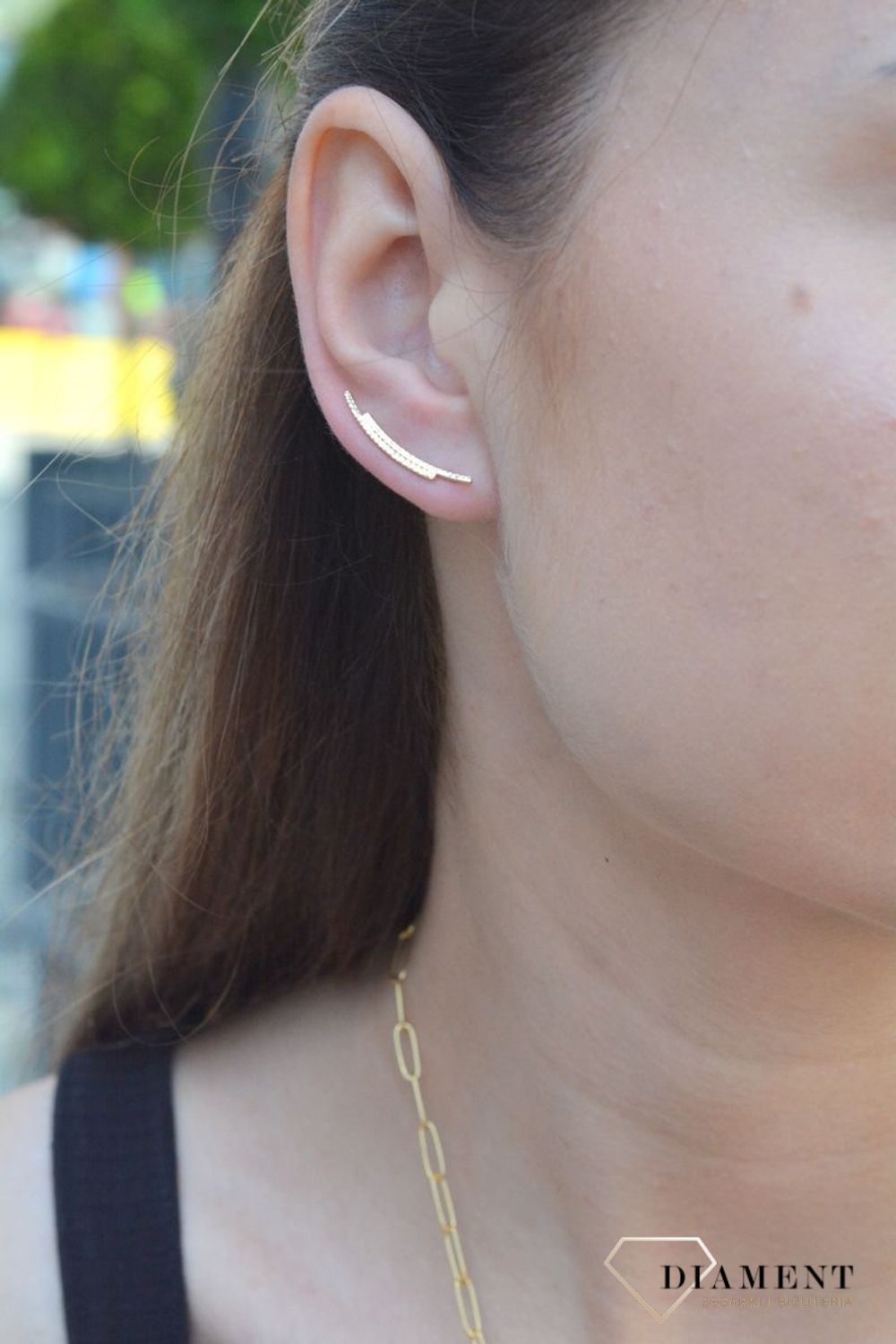 Kolczyki złote 333 grawerowane nausznice KL 10939 333. Kolczyki złote 333 grawerowane. Kolczyki nausznice. Eleganckie, złote kolczyki marki Diament wykonane z próby złota 333 o wadze około 0,66 g. Długość kolczyka 2,5 cm.jpg